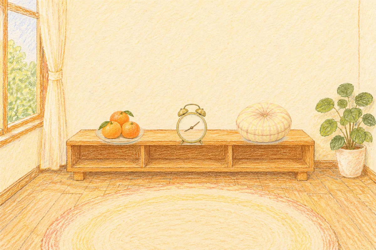 압구정 여성전용 방문 마사지 안내 그림, 낮의 창가 낮은 선반 위에 놓인 귤이 담긴 접시, 둥근 알람시계, 둥근 쿠션