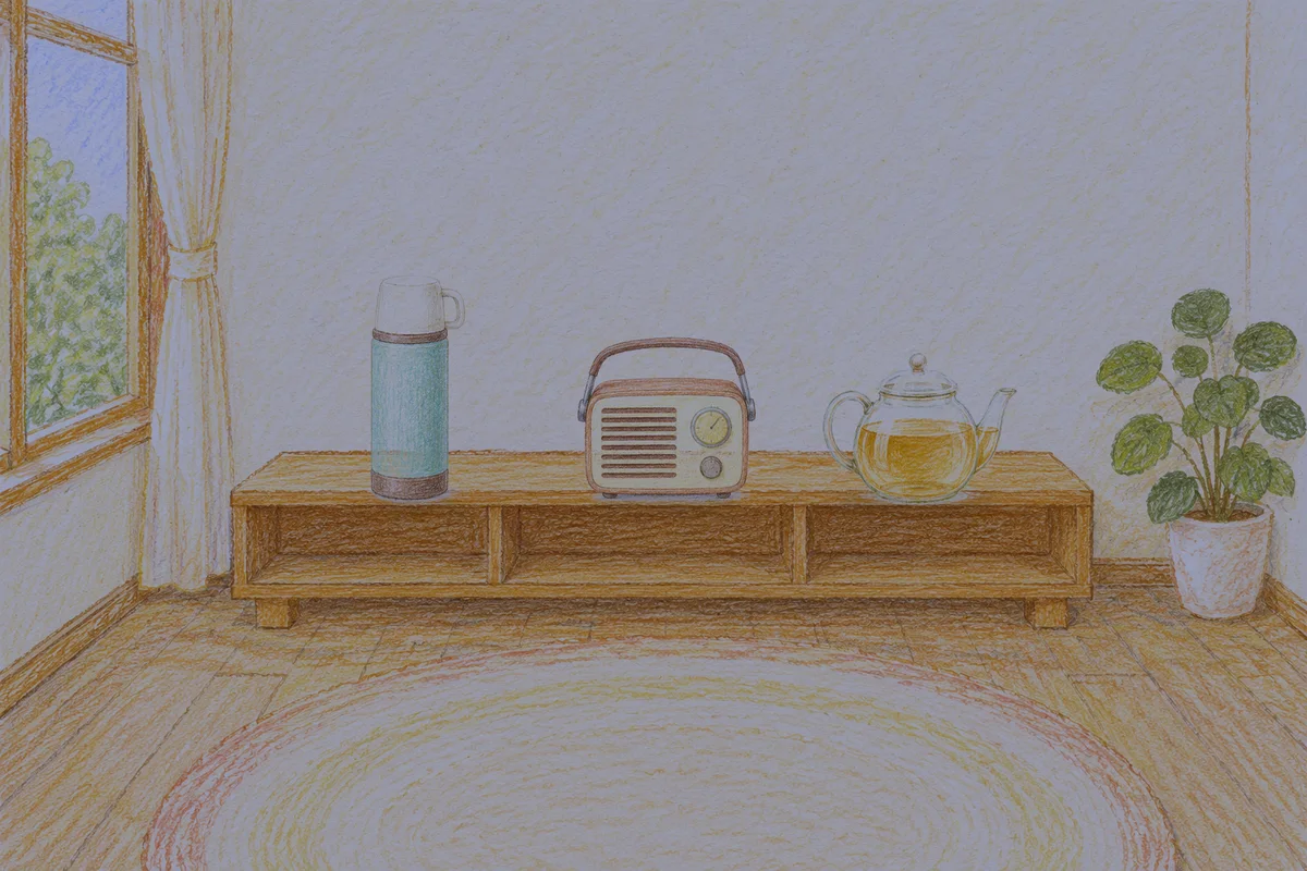 압구정 여성전용 발관리 추천 안내 그림, 밤의 창가 낮은 선반 위에 놓인 보온병, 작은 라디오, 유리 티포트