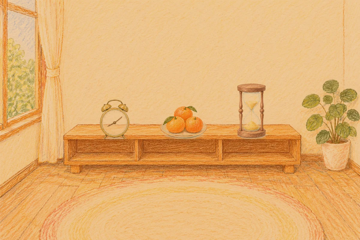 압구정 여성전용 스트레스 케어 안내 그림, 저녁의 창가 낮은 선반 위에 놓인 둥근 알람시계, 귤이 담긴 접시, 모래시계