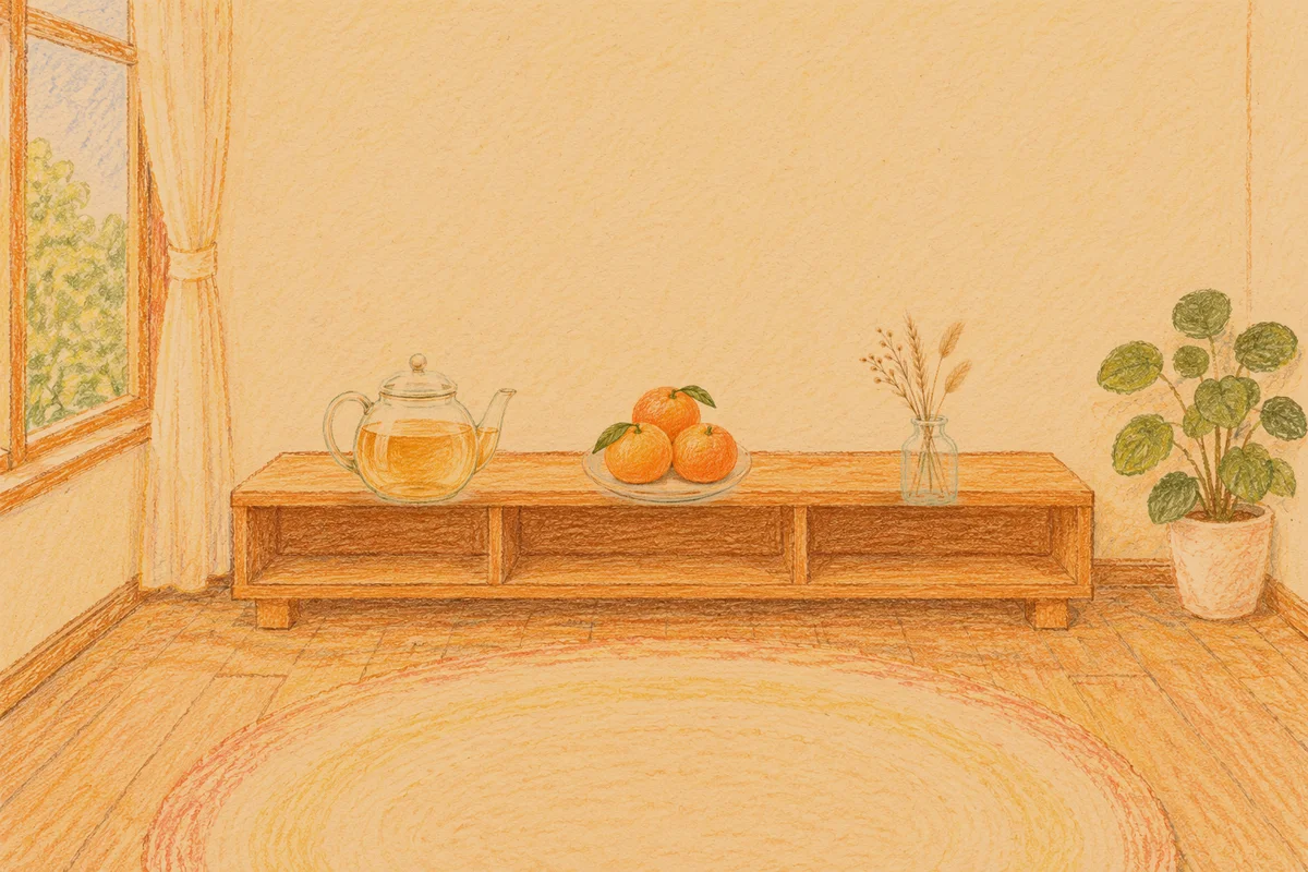 청담동 여성전용 홈케어 안내 그림, 저녁의 창가 낮은 선반 위에 놓인 유리 티포트, 귤이 담긴 접시, 마른 풀을 꽂은 항아리