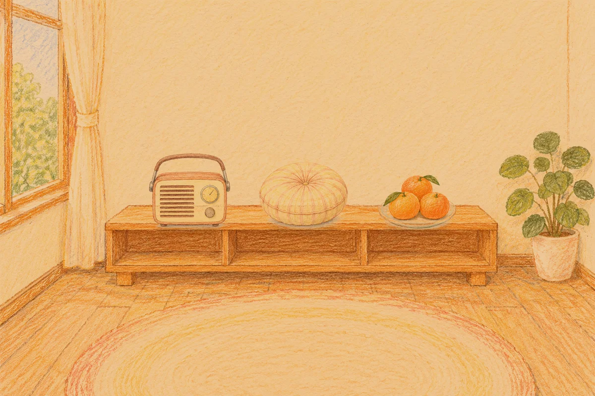 청담동 여성전용 셀룰라이트 관리 안내 그림, 저녁의 창가 낮은 선반 위에 놓인 작은 라디오, 둥근 쿠션, 귤이 담긴 접시