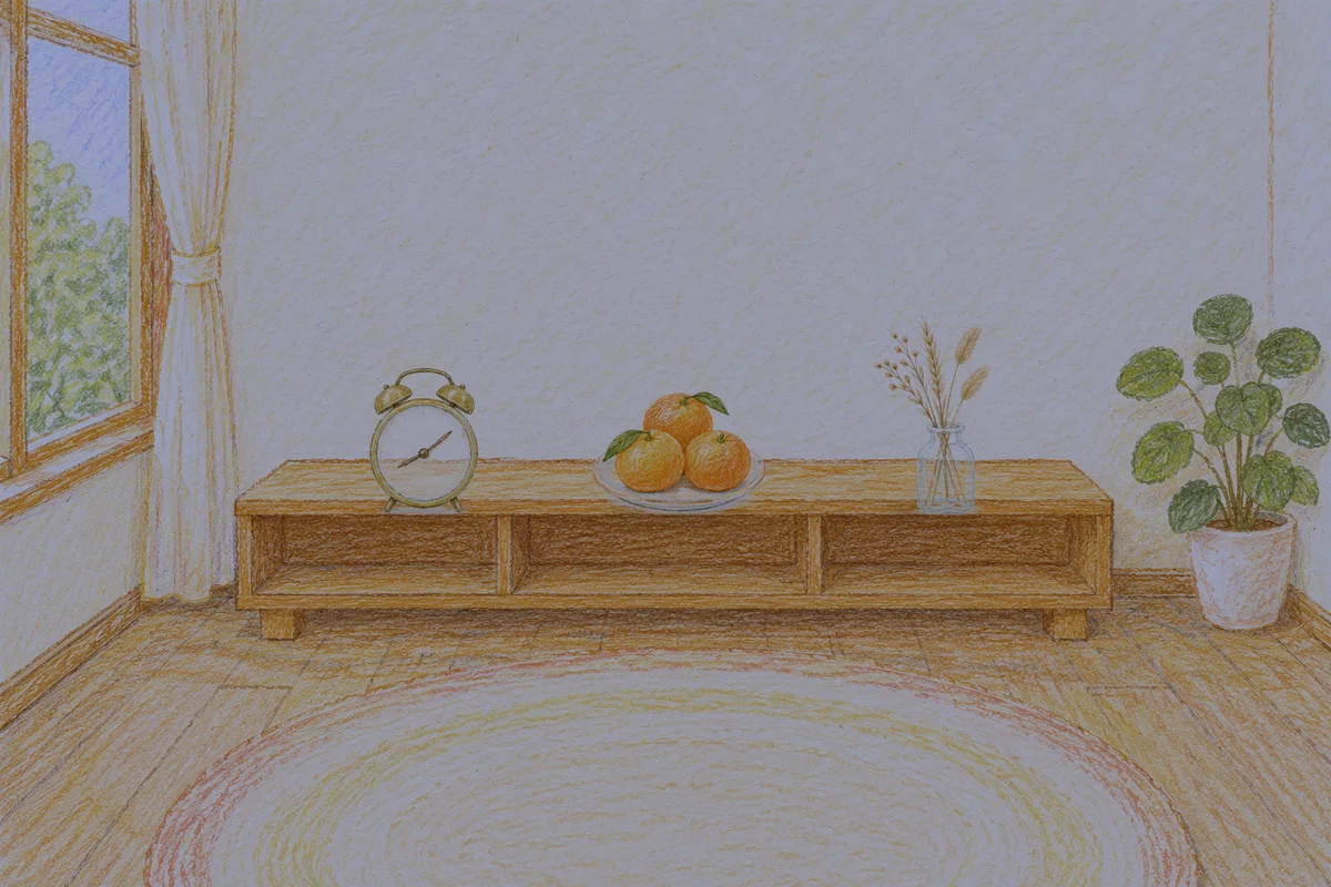청담동 여성전용 두통 완화 마사지 안내 그림, 밤의 창가 낮은 선반 위에 놓인 둥근 알람시계, 귤이 담긴 접시, 마른 풀을 꽂은 항아리