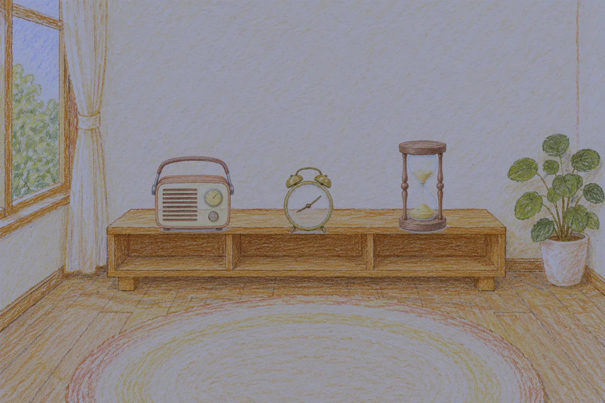 삼성동 여성전용 두통 완화 마사지 안내 그림, 밤의 창가 낮은 선반 위에 놓인 작은 라디오, 둥근 알람시계, 모래시계