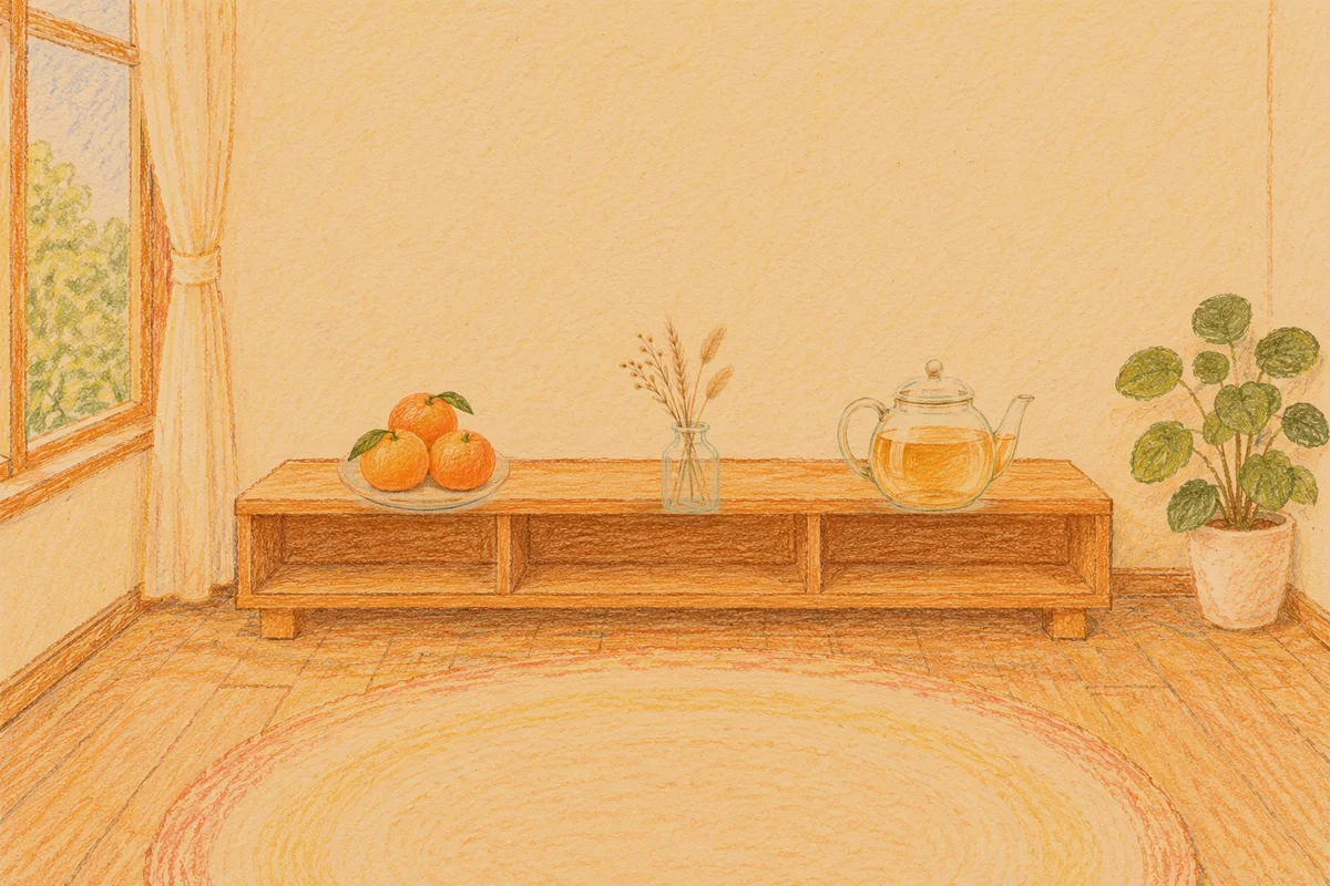 천호동 여성전용 스웨디시 후기 안내 그림, 저녁의 창가 낮은 선반 위에 놓인 귤이 담긴 접시, 마른 풀을 꽂은 항아리, 유리 티포트