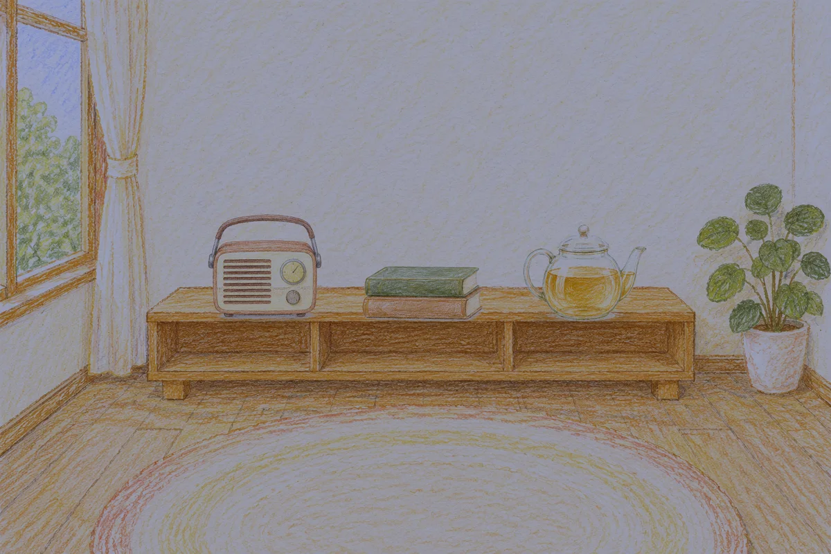 천호동 여성전용 홈케어 서비스 안내 그림, 밤의 창가 낮은 선반 위에 놓인 작은 라디오, 책 두 권, 유리 티포트
