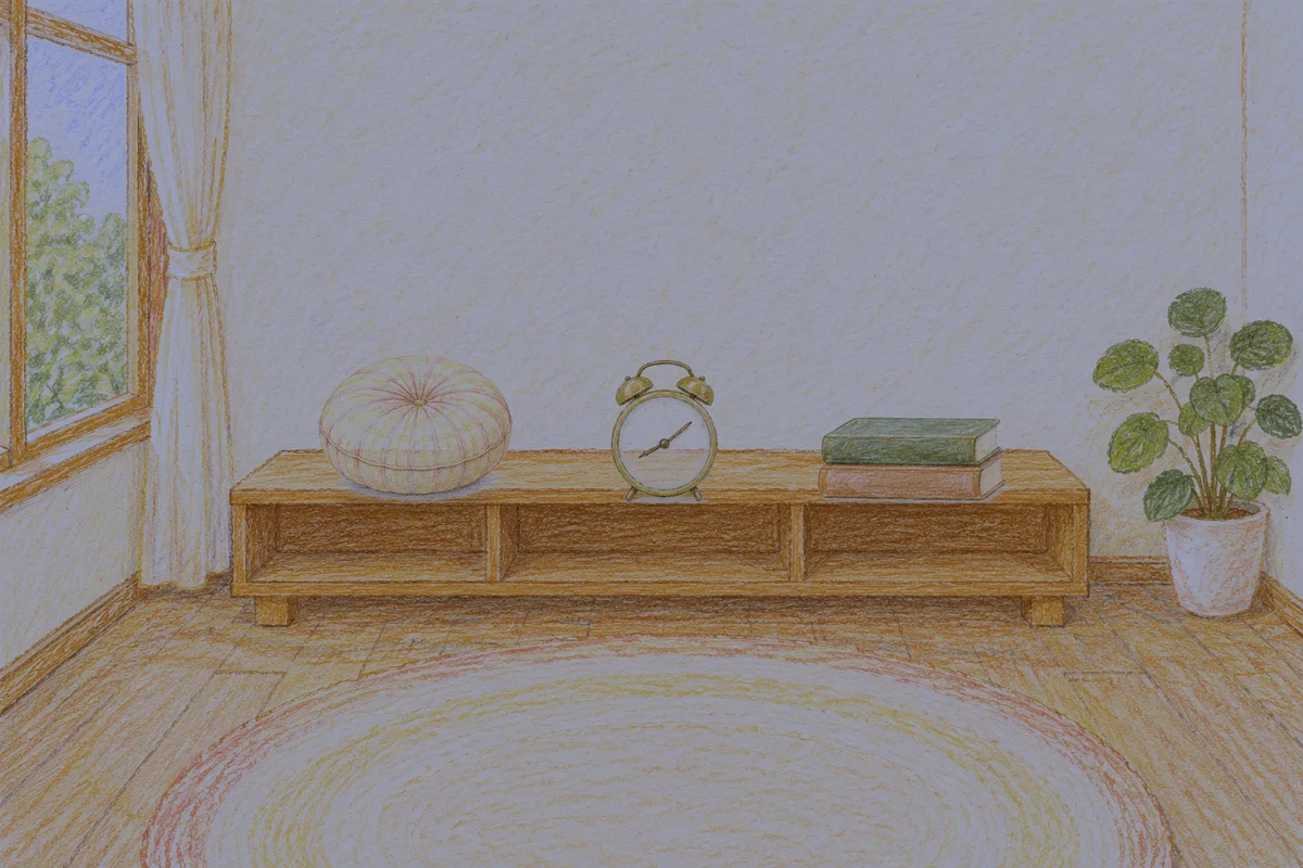 성내동 여성전용 종아리 케어 안내 그림, 밤의 창가 낮은 선반 위에 놓인 둥근 쿠션, 둥근 알람시계, 책 두 권