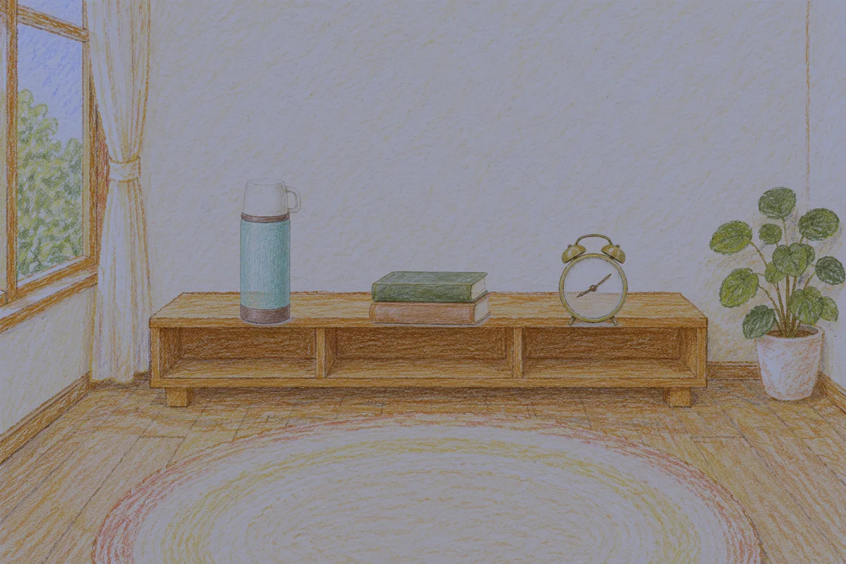성내동 여성전용 피로 회복 마사지 안내 그림, 밤의 창가 낮은 선반 위에 놓인 보온병, 책 두 권, 둥근 알람시계