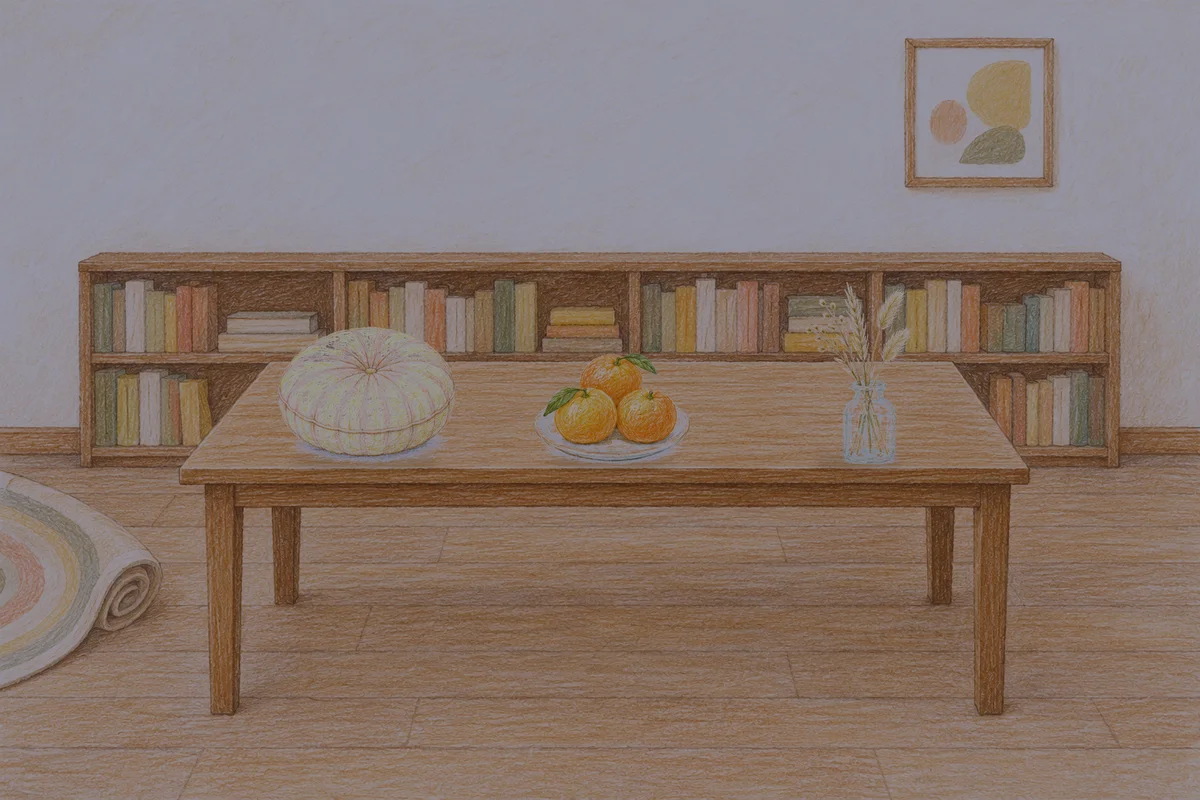 길동 여성전용 발관리 후기 안내 그림, 밤의 서재 긴 책상 위에 놓인 둥근 쿠션, 귤이 담긴 접시, 마른 풀을 꽂은 항아리