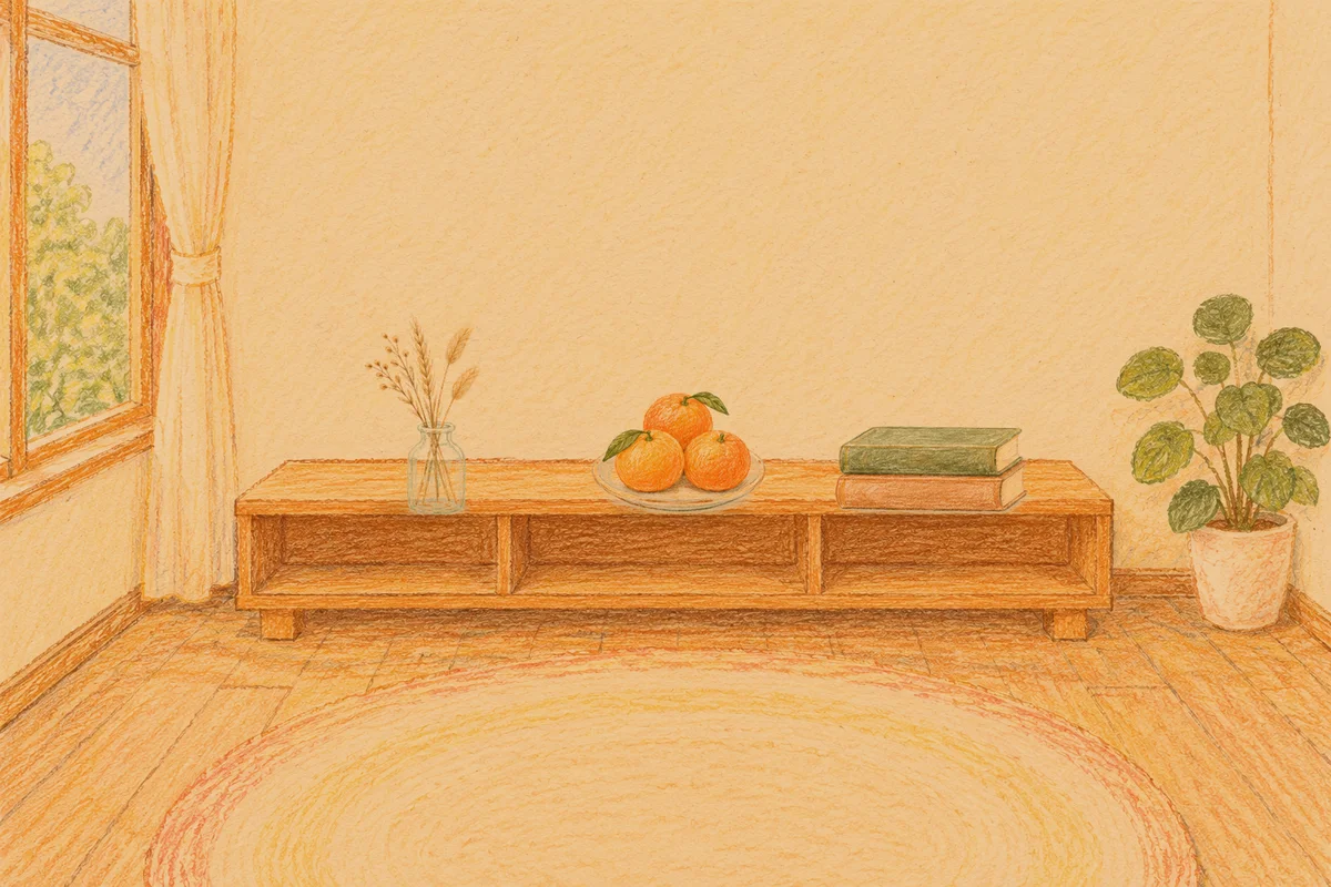 길동 여성전용 부종 케어 안내 그림, 저녁의 창가 낮은 선반 위에 놓인 마른 풀을 꽂은 항아리, 귤이 담긴 접시, 책 두 권