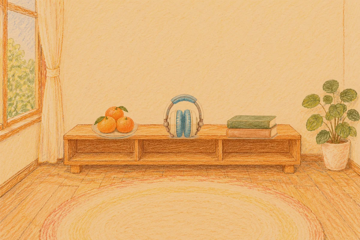 길동 여성전용 다이어트 마사지 안내 그림, 저녁의 창가 낮은 선반 위에 놓인 귤이 담긴 접시, 헤드폰, 책 두 권