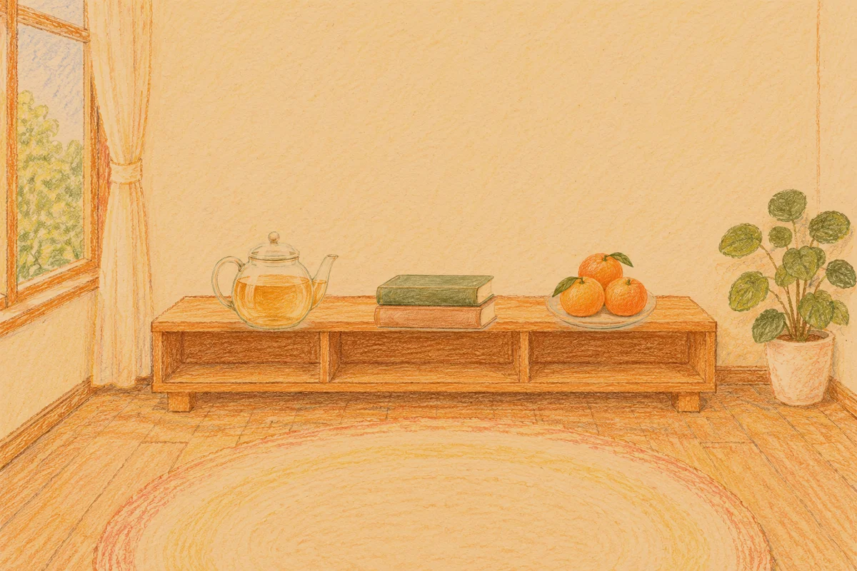 둔촌동 여성전용 스웨디시 가격 안내 그림, 저녁의 창가 낮은 선반 위에 놓인 유리 티포트, 책 두 권, 귤이 담긴 접시