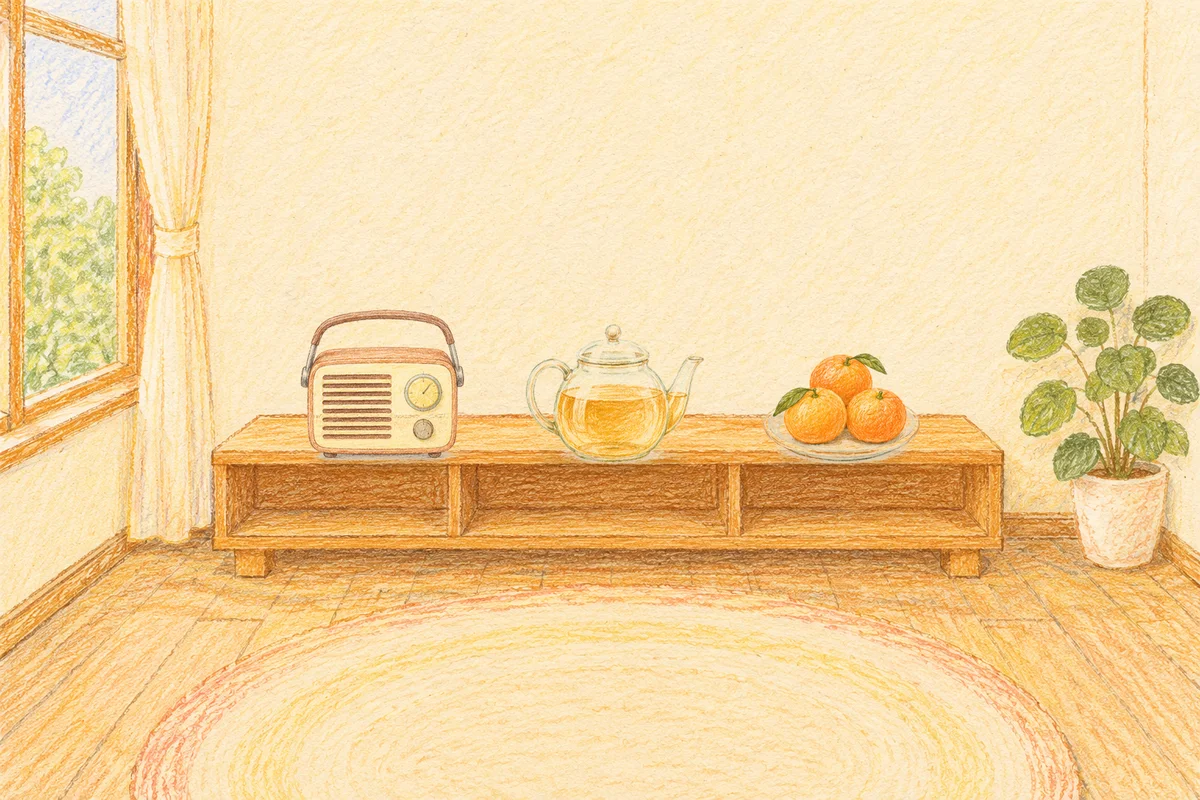 둔촌동 여성전용 프라이빗 케어 안내 그림, 낮의 창가 낮은 선반 위에 놓인 작은 라디오, 유리 티포트, 귤이 담긴 접시