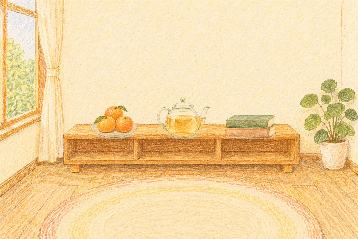 둔촌동 여성전용 목 어깨 케어 안내 그림, 낮의 창가 낮은 선반 위에 놓인 귤이 담긴 접시, 유리 티포트, 책 두 권
