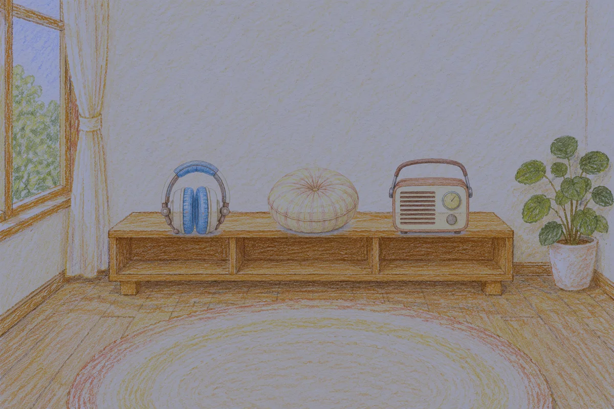 둔촌동 여성전용 페이셜 마사지 안내 그림, 밤의 창가 낮은 선반 위에 놓인 헤드폰, 둥근 쿠션, 작은 라디오