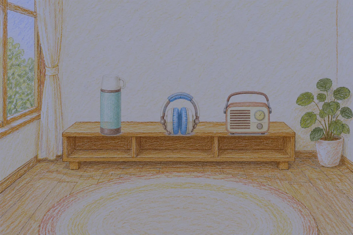 암사동 여성전용 경락마사지 안내 그림, 밤의 창가 낮은 선반 위에 놓인 보온병, 헤드폰, 작은 라디오