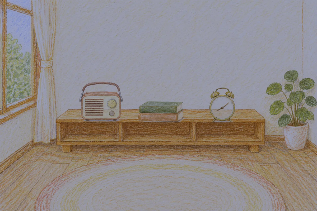 암사동 여성전용 홈케어 후기 안내 그림, 밤의 창가 낮은 선반 위에 놓인 작은 라디오, 책 두 권, 둥근 알람시계