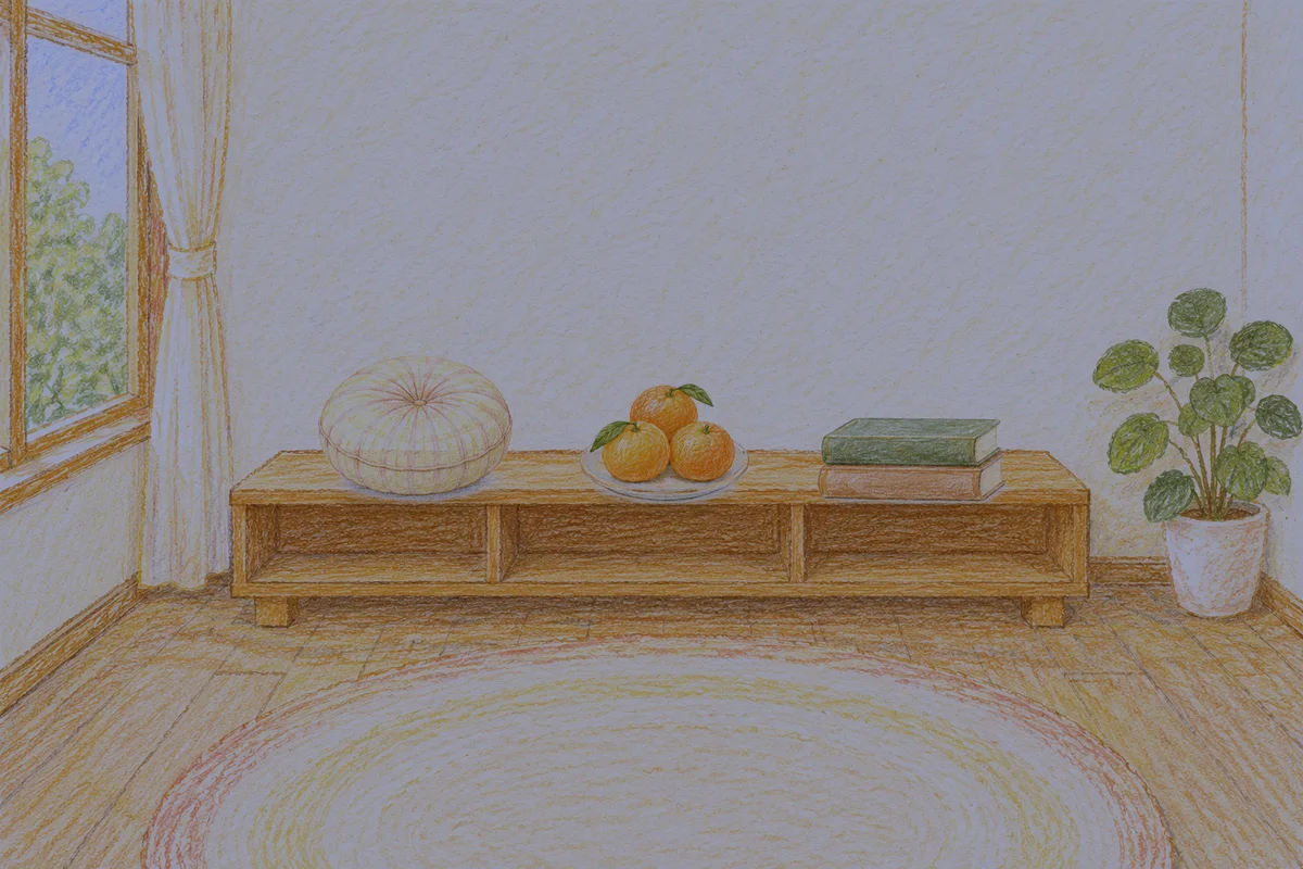 암사동 여성전용 페이셜 마사지 안내 그림, 밤의 창가 낮은 선반 위에 놓인 둥근 쿠션, 귤이 담긴 접시, 책 두 권