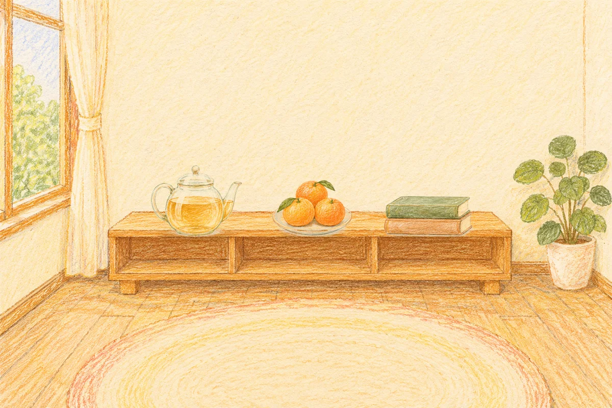 명일동 여성전용 아로마테라피 안내 그림, 낮의 창가 낮은 선반 위에 놓인 유리 티포트, 귤이 담긴 접시, 책 두 권