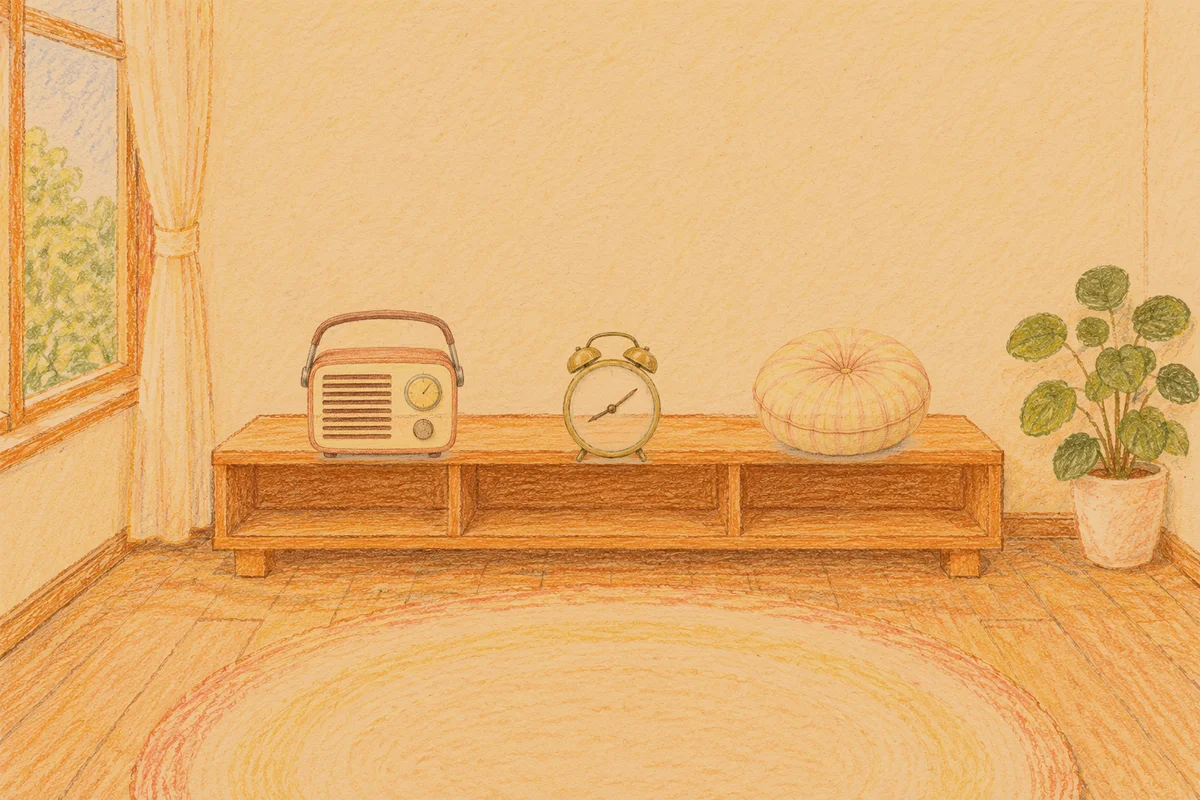 명일동 여성전용 경락 마사지 안내 그림, 저녁의 창가 낮은 선반 위에 놓인 작은 라디오, 둥근 알람시계, 둥근 쿠션