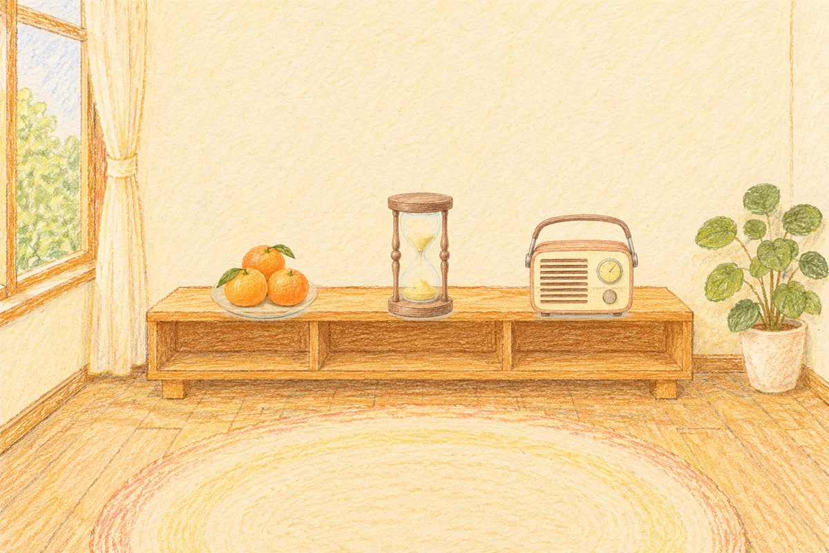 명일동 여성전용 경락 가격 안내 그림, 낮의 창가 낮은 선반 위에 놓인 귤이 담긴 접시, 모래시계, 작은 라디오