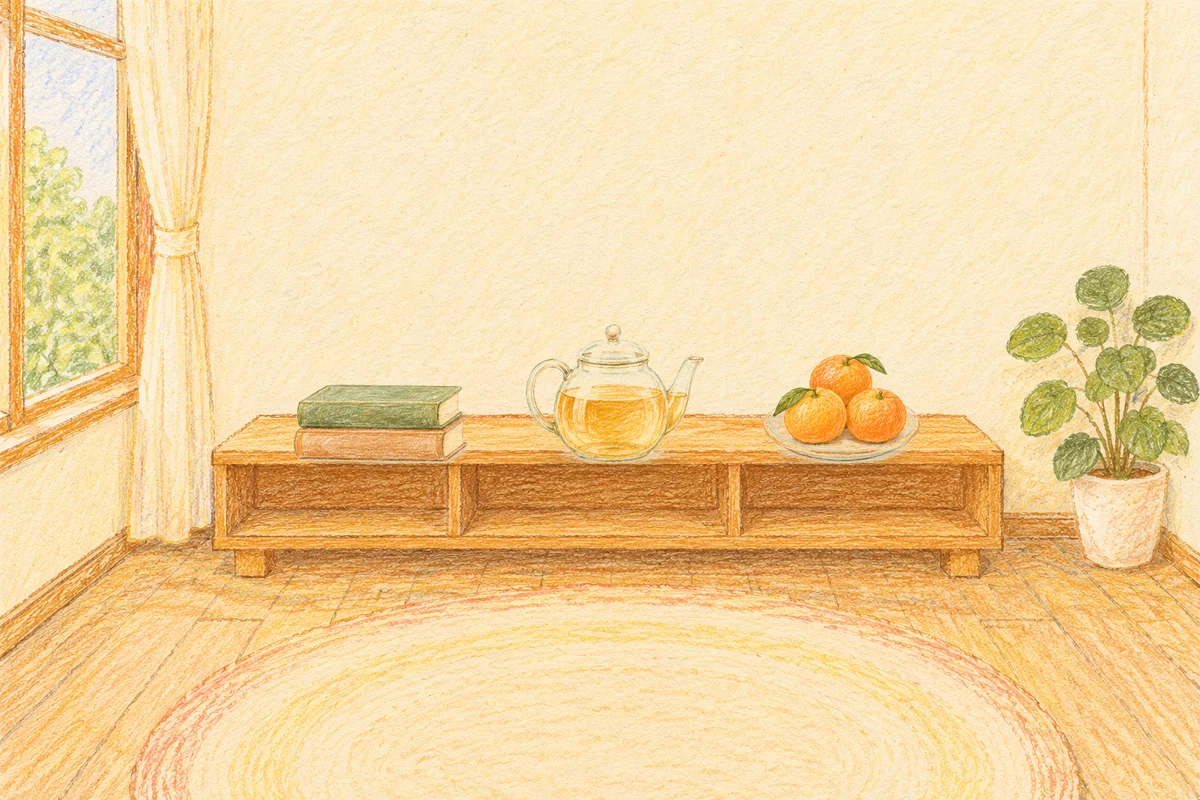 명일동 여성전용 홈케어 서비스 안내 그림, 낮의 창가 낮은 선반 위에 놓인 책 두 권, 유리 티포트, 귤이 담긴 접시