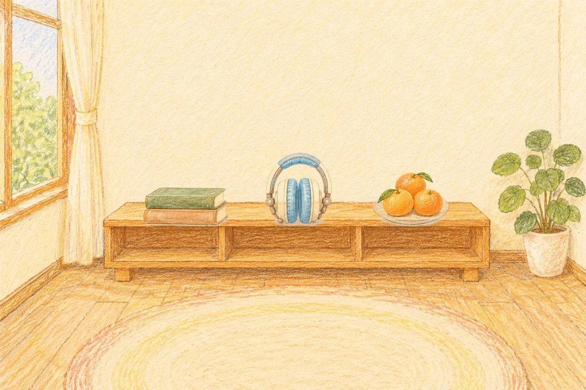 명일동 여성전용 발 케어 안내 그림, 낮의 창가 낮은 선반 위에 놓인 책 두 권, 헤드폰, 귤이 담긴 접시