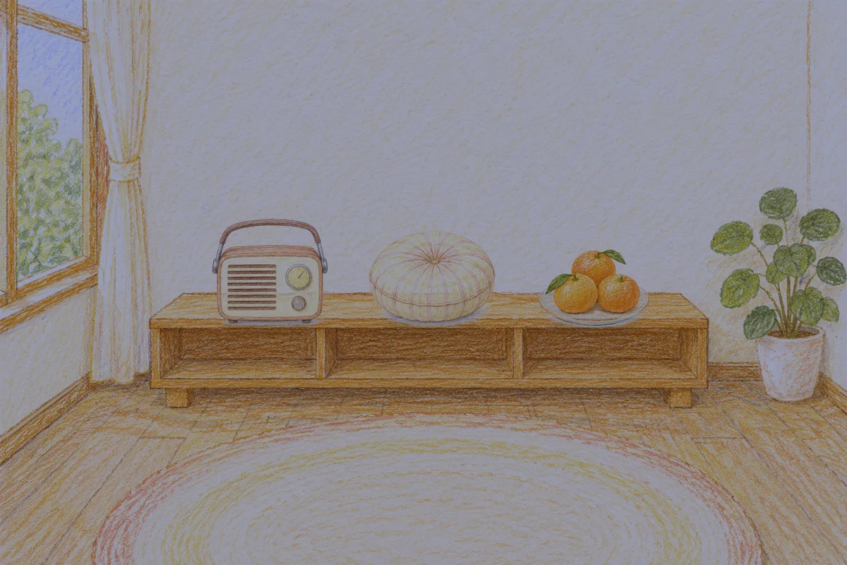 고덕동 여성전용 발 케어 안내 그림, 밤의 창가 낮은 선반 위에 놓인 작은 라디오, 둥근 쿠션, 귤이 담긴 접시