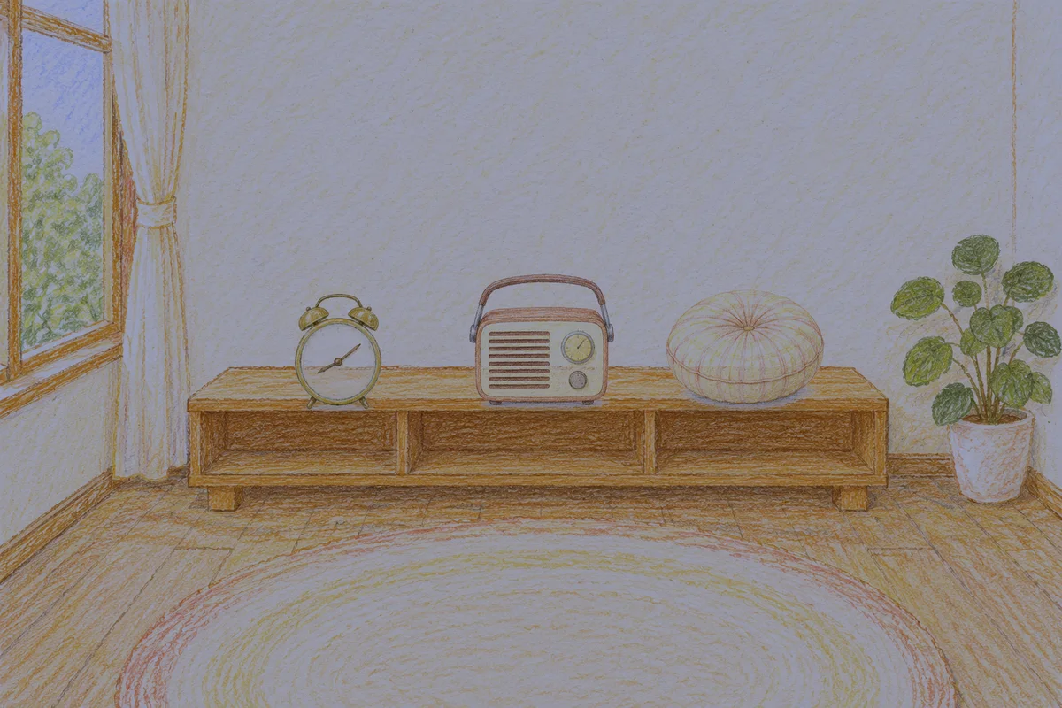 고덕동 여성전용 등 마사지 안내 그림, 밤의 창가 낮은 선반 위에 놓인 둥근 알람시계, 작은 라디오, 둥근 쿠션