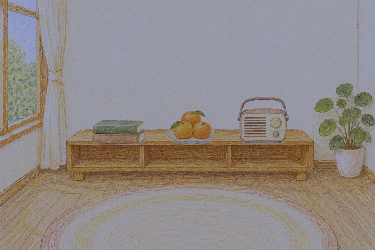 상일동 여성전용 스웨디시 마사지 안내 그림, 밤의 창가 낮은 선반 위에 놓인 책 두 권, 귤이 담긴 접시, 작은 라디오