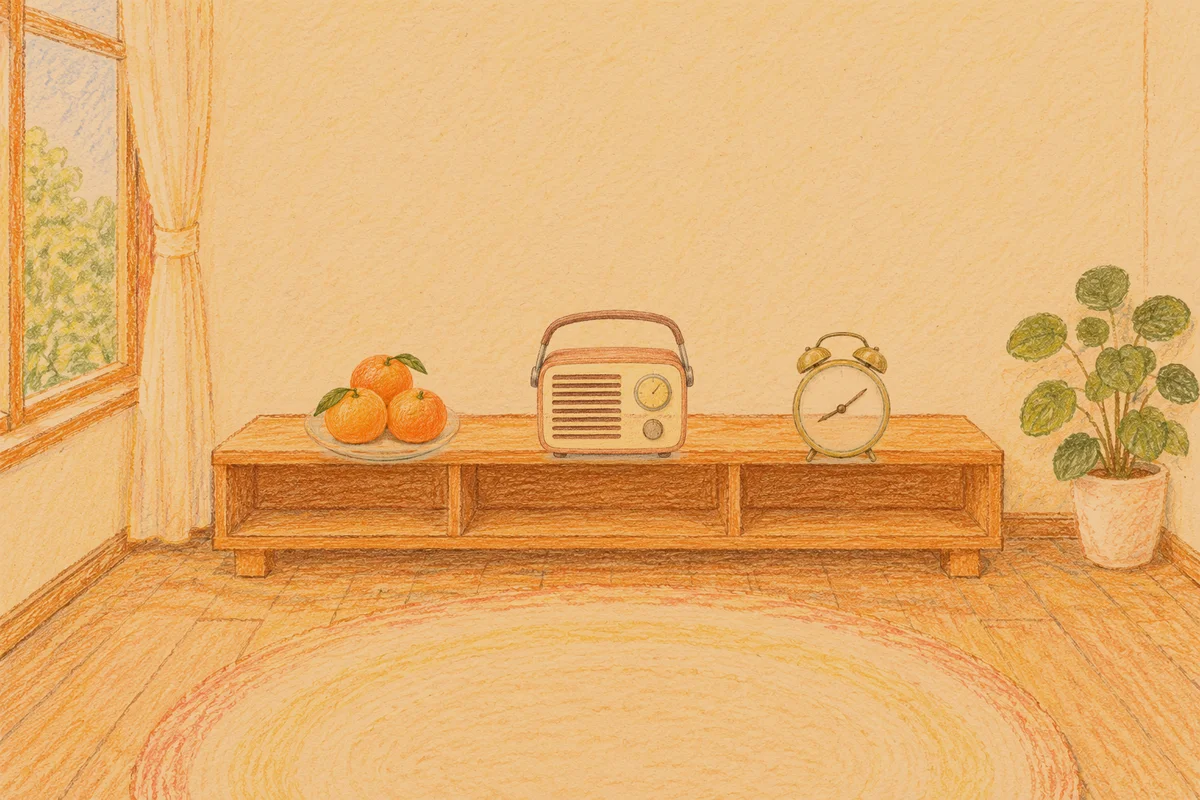 상일동 여성전용 경락마사지 안내 그림, 저녁의 창가 낮은 선반 위에 놓인 귤이 담긴 접시, 작은 라디오, 둥근 알람시계