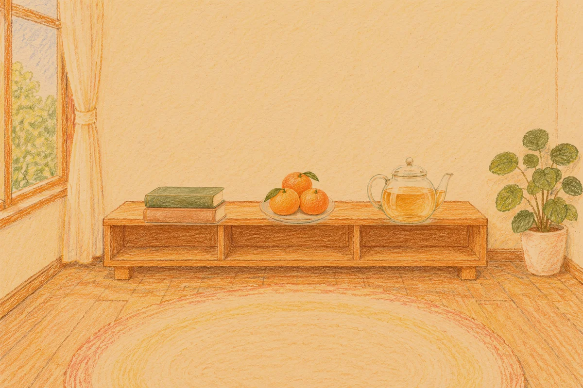 상일동 여성전용 페이셜 마사지 안내 그림, 저녁의 창가 낮은 선반 위에 놓인 책 두 권, 귤이 담긴 접시, 유리 티포트