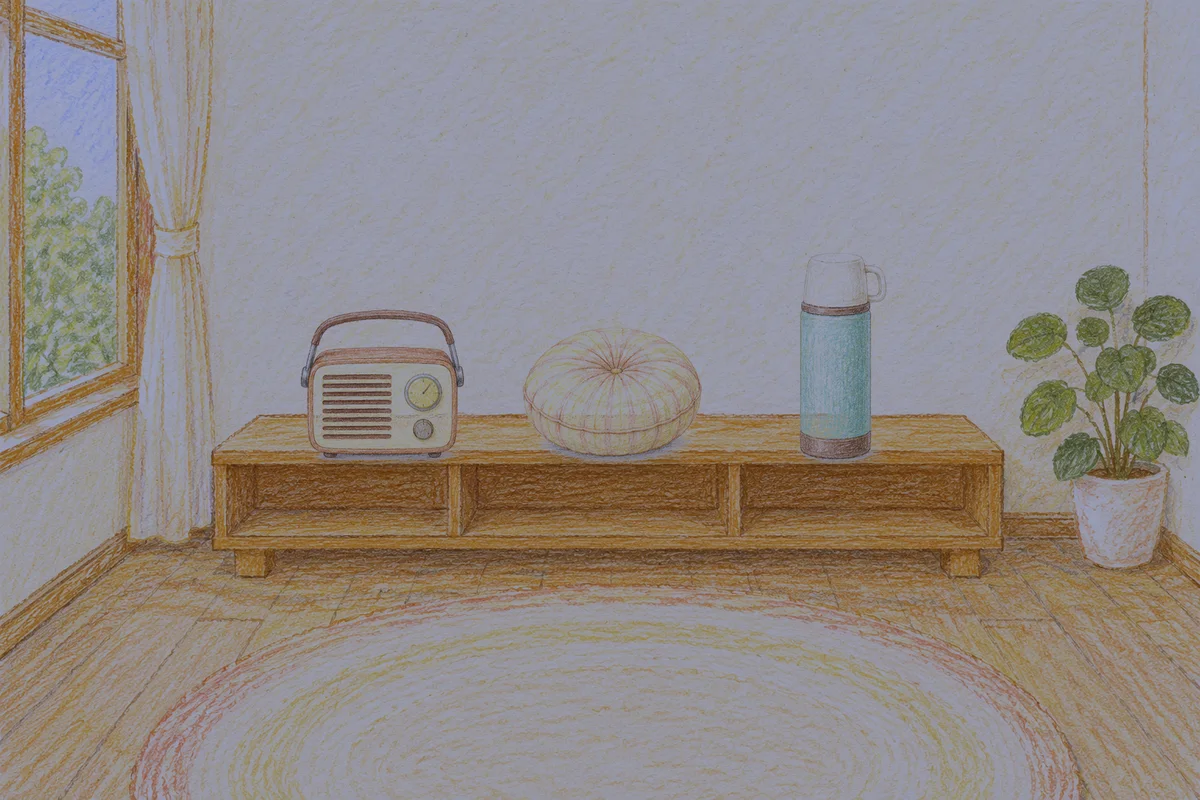 강일동 여성전용 바디 경락 안내 그림, 밤의 창가 낮은 선반 위에 놓인 작은 라디오, 둥근 쿠션, 보온병