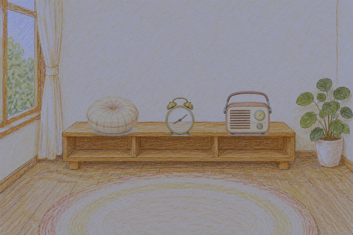 강일동 여성전용 페이셜 마사지 안내 그림, 밤의 창가 낮은 선반 위에 놓인 둥근 쿠션, 둥근 알람시계, 작은 라디오