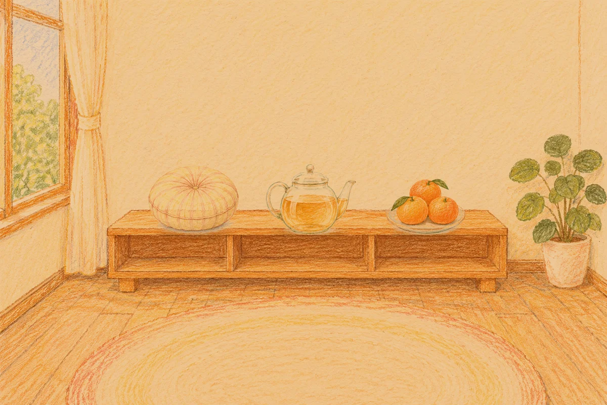 신천동 여성전용 아로마 마사지 안내 그림, 저녁의 창가 낮은 선반 위에 놓인 둥근 쿠션, 유리 티포트, 귤이 담긴 접시
