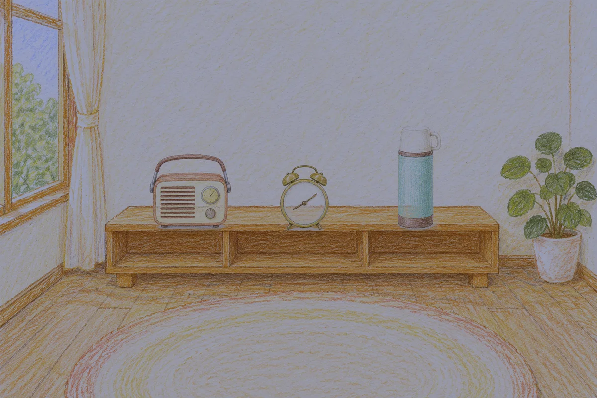 신천동 여성전용 부종 케어 안내 그림, 밤의 창가 낮은 선반 위에 놓인 작은 라디오, 둥근 알람시계, 보온병