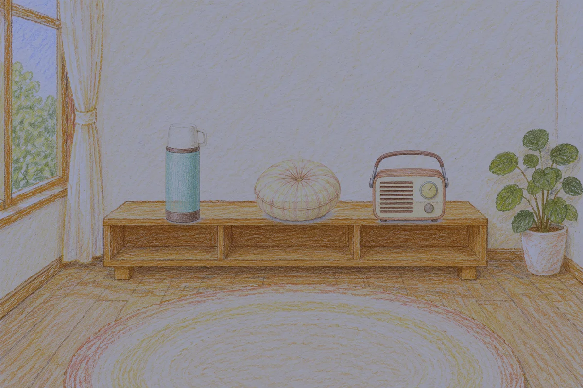 풍납동 여성전용 방문 홈케어 안내 그림, 밤의 창가 낮은 선반 위에 놓인 보온병, 둥근 쿠션, 작은 라디오