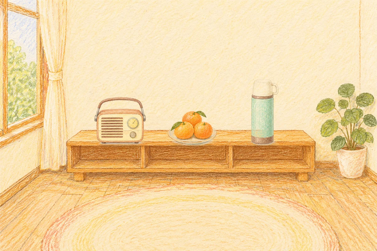 풍납동 여성전용 프라이빗 케어 안내 그림, 낮의 창가 낮은 선반 위에 놓인 작은 라디오, 귤이 담긴 접시, 보온병