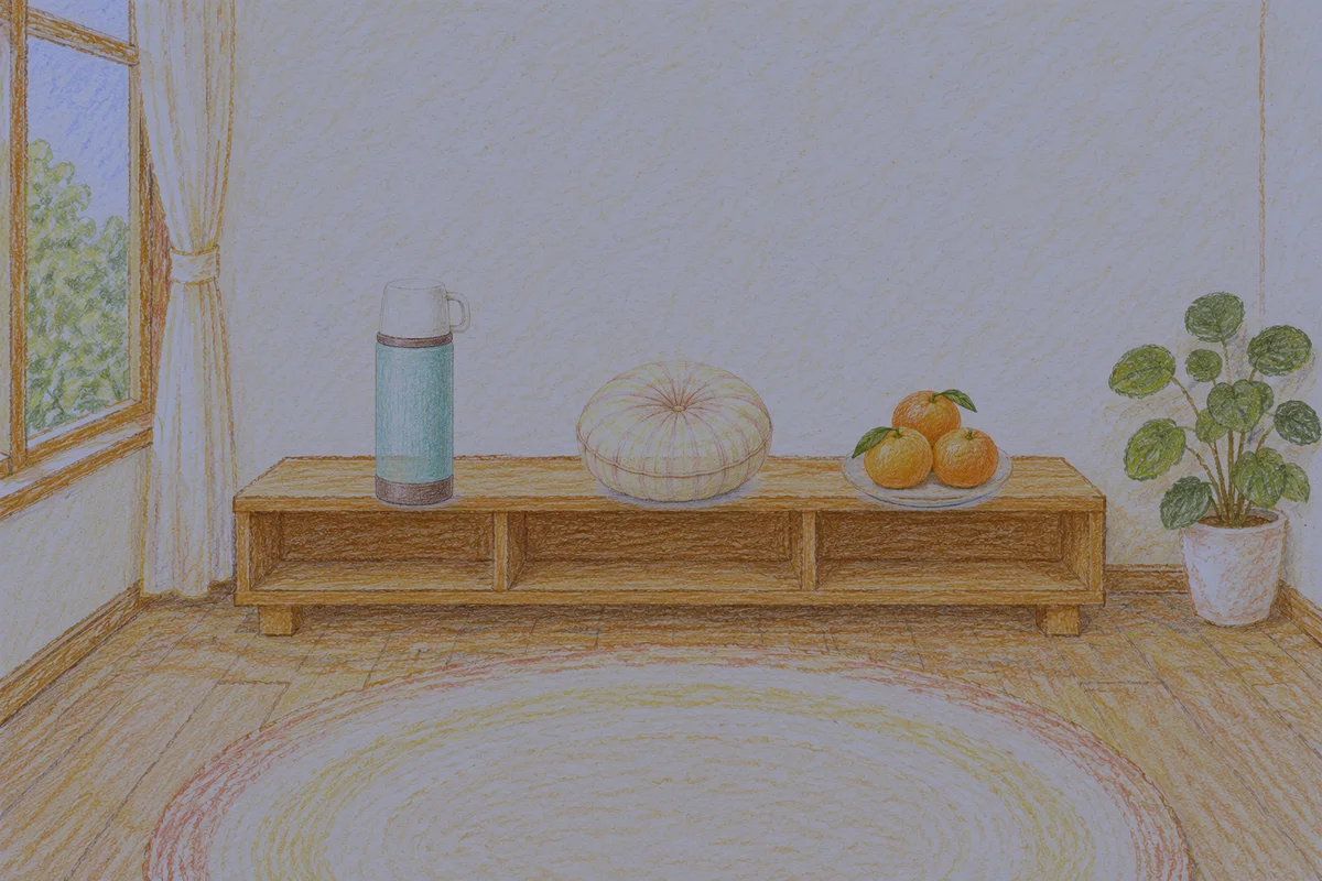 풍납동 여성전용 홈케어 후기 안내 그림, 밤의 창가 낮은 선반 위에 놓인 보온병, 둥근 쿠션, 귤이 담긴 접시