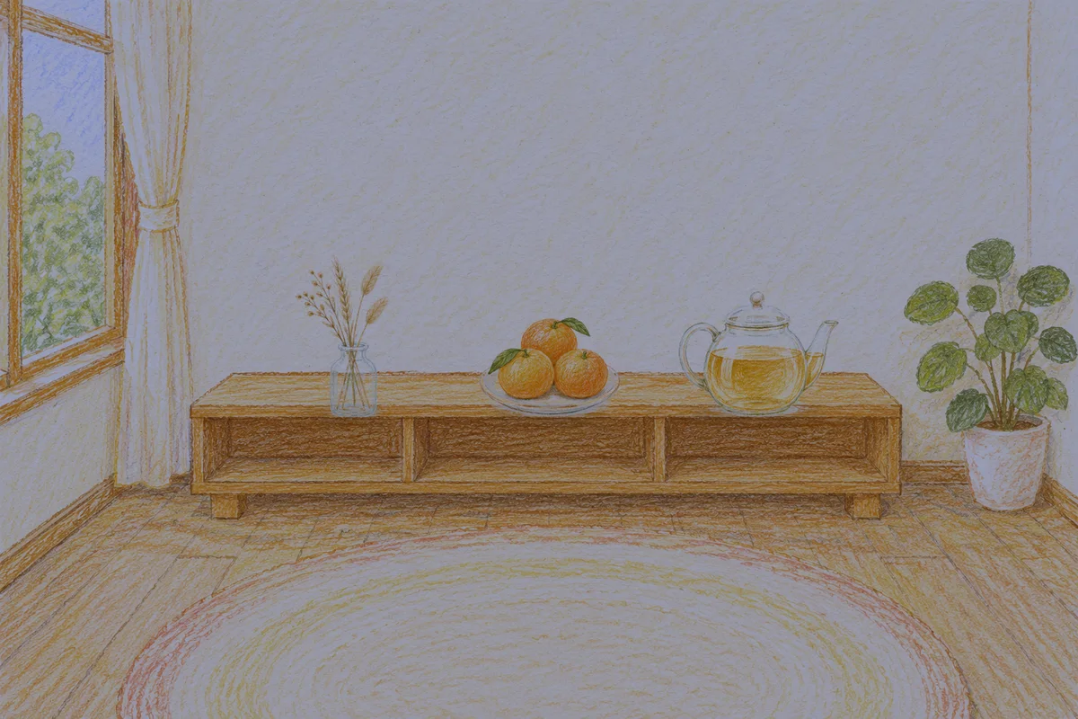 풍납동 여성전용 바디 케어 안내 그림, 밤의 창가 낮은 선반 위에 놓인 마른 풀을 꽂은 항아리, 귤이 담긴 접시, 유리 티포트