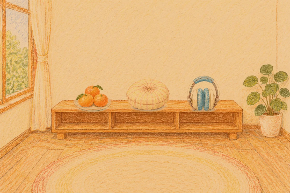 삼전동 여성전용 1인샵 안내 그림, 저녁의 창가 낮은 선반 위에 놓인 귤이 담긴 접시, 둥근 쿠션, 헤드폰