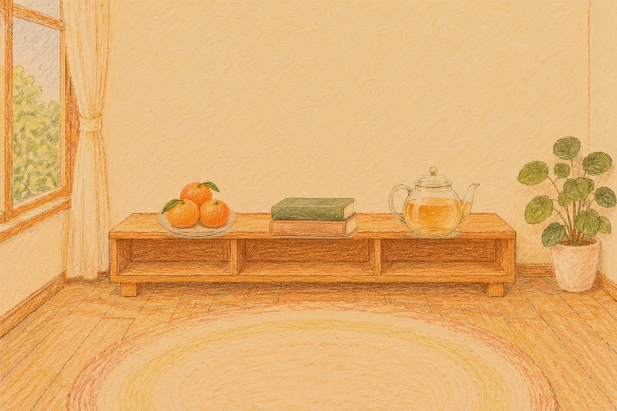 삼전동 여성전용 부종 케어 안내 그림, 저녁의 창가 낮은 선반 위에 놓인 귤이 담긴 접시, 책 두 권, 유리 티포트