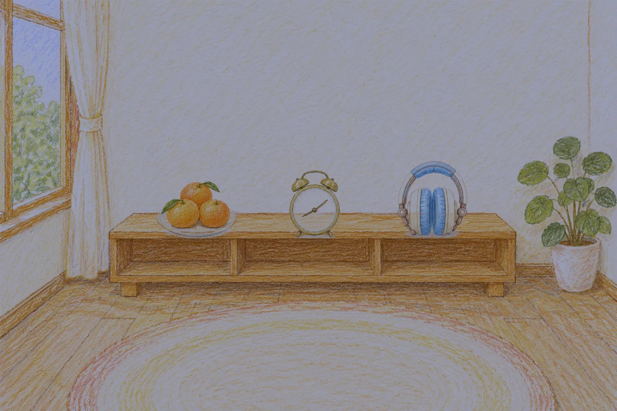 가락동 여성전용 경락 추천 안내 그림, 밤의 창가 낮은 선반 위에 놓인 귤이 담긴 접시, 둥근 알람시계, 헤드폰