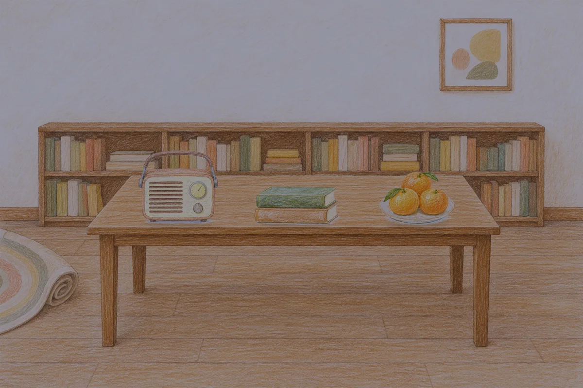 가락동 여성전용 발관리 추천 안내 그림, 밤의 서재 긴 책상 위에 놓인 작은 라디오, 책 두 권, 귤이 담긴 접시