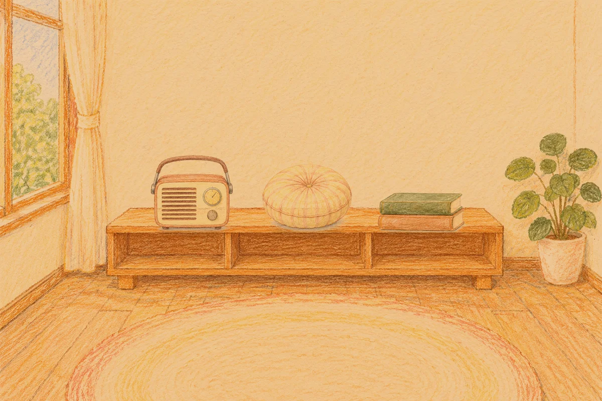 문정동 여성전용 셀룰라이트 관리 안내 그림, 저녁의 창가 낮은 선반 위에 놓인 작은 라디오, 둥근 쿠션, 책 두 권
