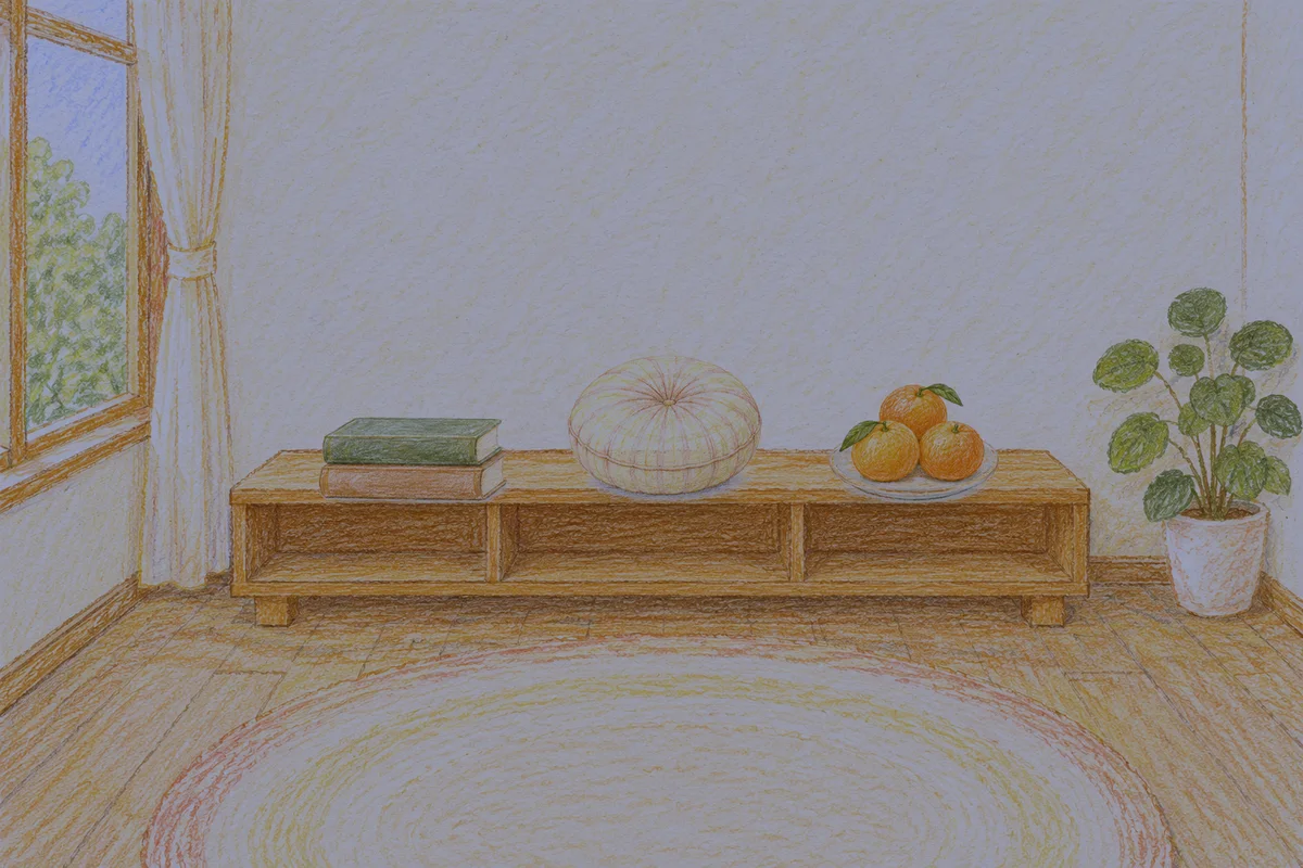 문정동 여성전용 스트레스 케어 안내 그림, 밤의 창가 낮은 선반 위에 놓인 책 두 권, 둥근 쿠션, 귤이 담긴 접시