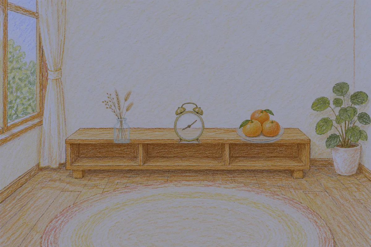 장지동 여성전용 얼굴 경락 안내 그림, 밤의 창가 낮은 선반 위에 놓인 마른 풀을 꽂은 항아리, 둥근 알람시계, 귤이 담긴 접시