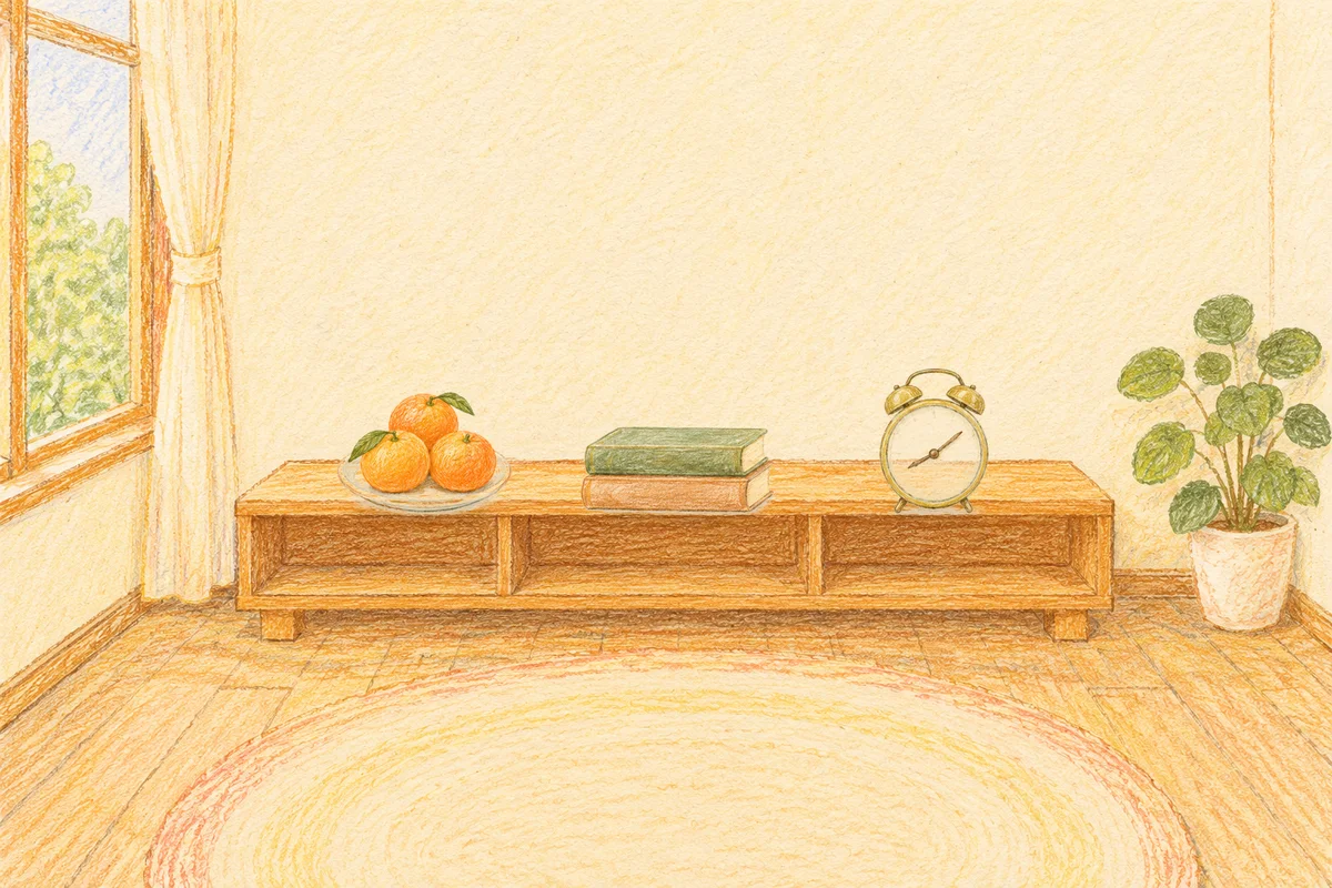 장지동 여성전용 부종 케어 안내 그림, 낮의 창가 낮은 선반 위에 놓인 귤이 담긴 접시, 책 두 권, 둥근 알람시계