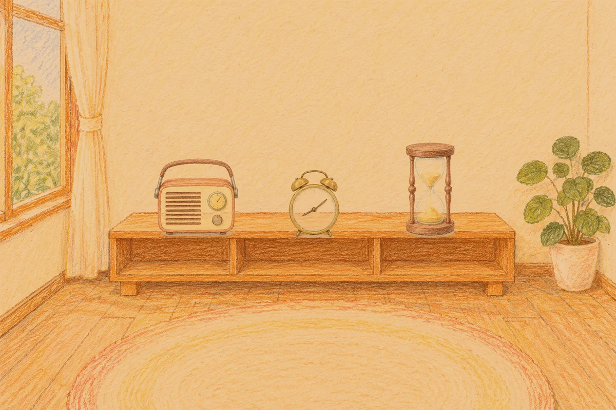 방이동 여성전용 홈케어 후기 안내 그림, 저녁의 창가 낮은 선반 위에 놓인 작은 라디오, 둥근 알람시계, 모래시계