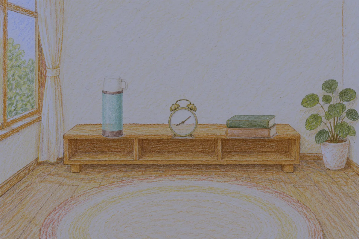 오금동 여성전용 복부 마사지 안내 그림, 밤의 창가 낮은 선반 위에 놓인 보온병, 둥근 알람시계, 책 두 권