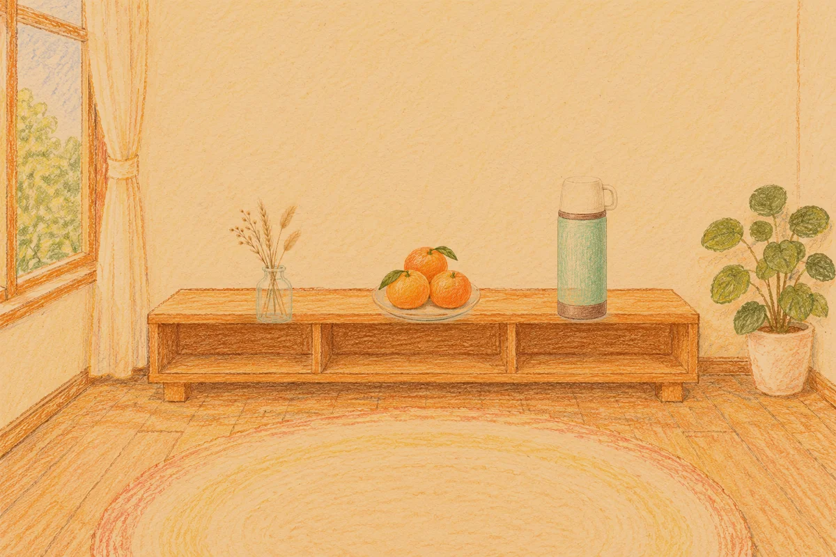 오금동 여성전용 브라이덜 케어 안내 그림, 저녁의 창가 낮은 선반 위에 놓인 마른 풀을 꽂은 항아리, 귤이 담긴 접시, 보온병
